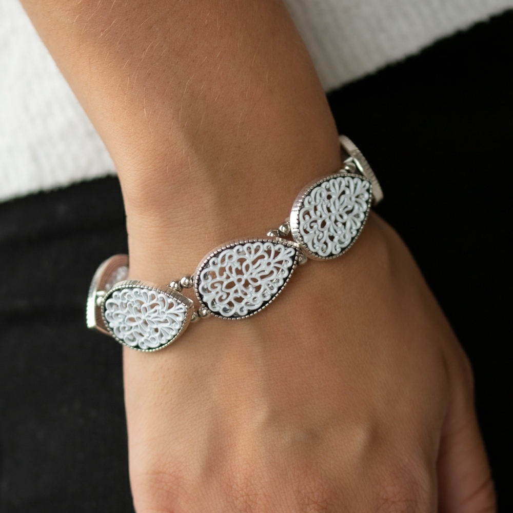 💥2/$10💥 Silver and white stretchy bracelet